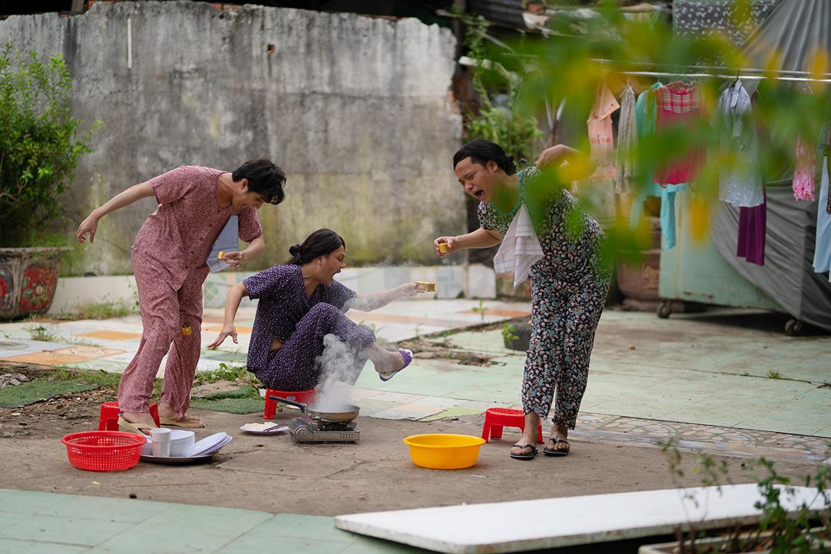 'Tắt tiếng' của Huỳnh Lập - Duy Khánh- Lê Nhân 'cà khịa' CĐM: Từ chuyện Đông Nhi đi đẻ đến cứu trợ mùa lũ Ảnh 3