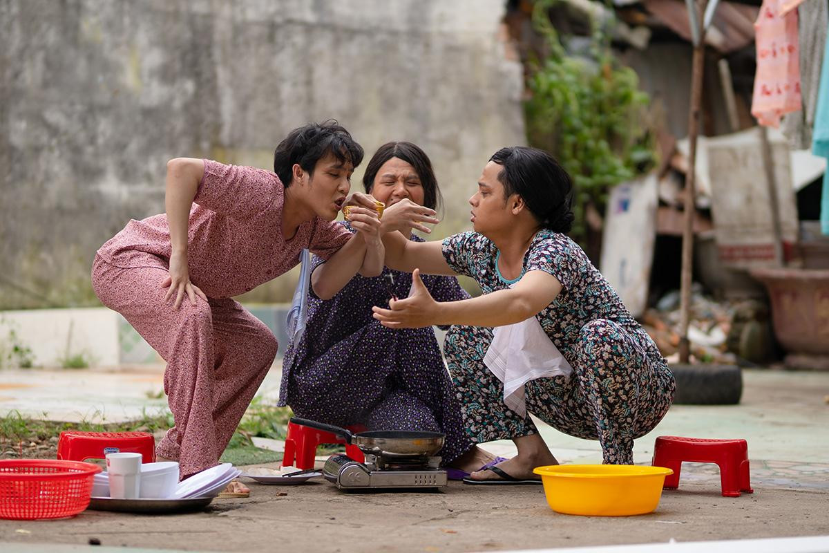 'Tắt tiếng' của Huỳnh Lập - Duy Khánh- Lê Nhân 'cà khịa' CĐM: Từ chuyện Đông Nhi đi đẻ đến cứu trợ mùa lũ Ảnh 4