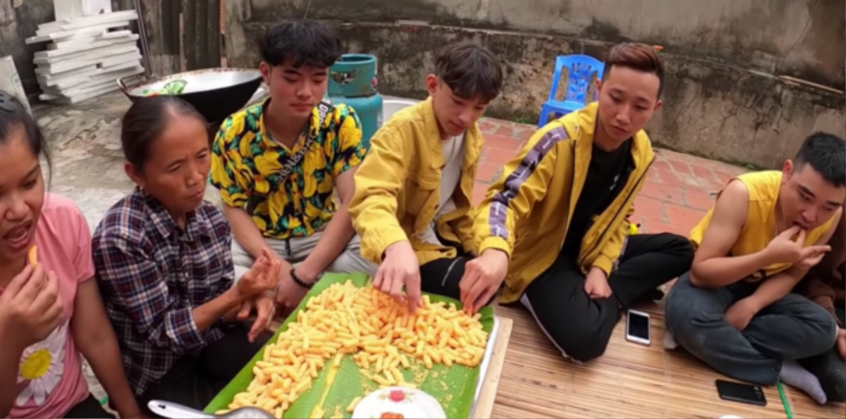 'Con dại cái mang', kênh bà Tân Vlog 'tuột view' thê thảm sau lùm xùm Hưng Vlog Ảnh 5