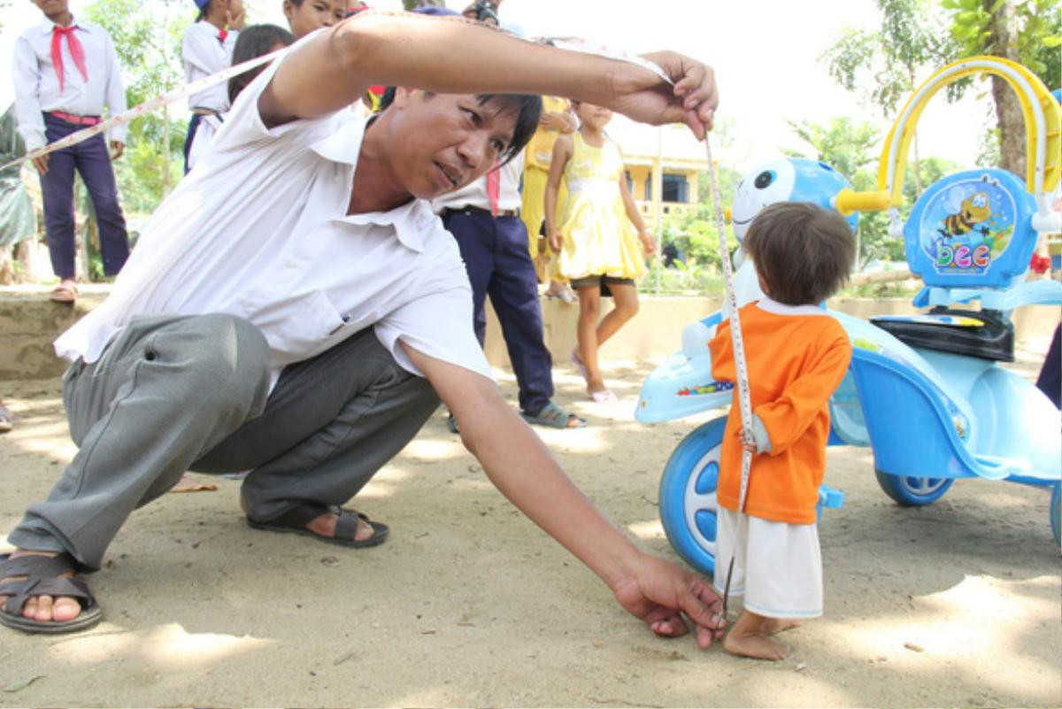 Đám tang đẫm nước mắt của cậu bé tí hon K'rể, em đã yên nghỉ trong vòng tay những người yêu thương Ảnh 3