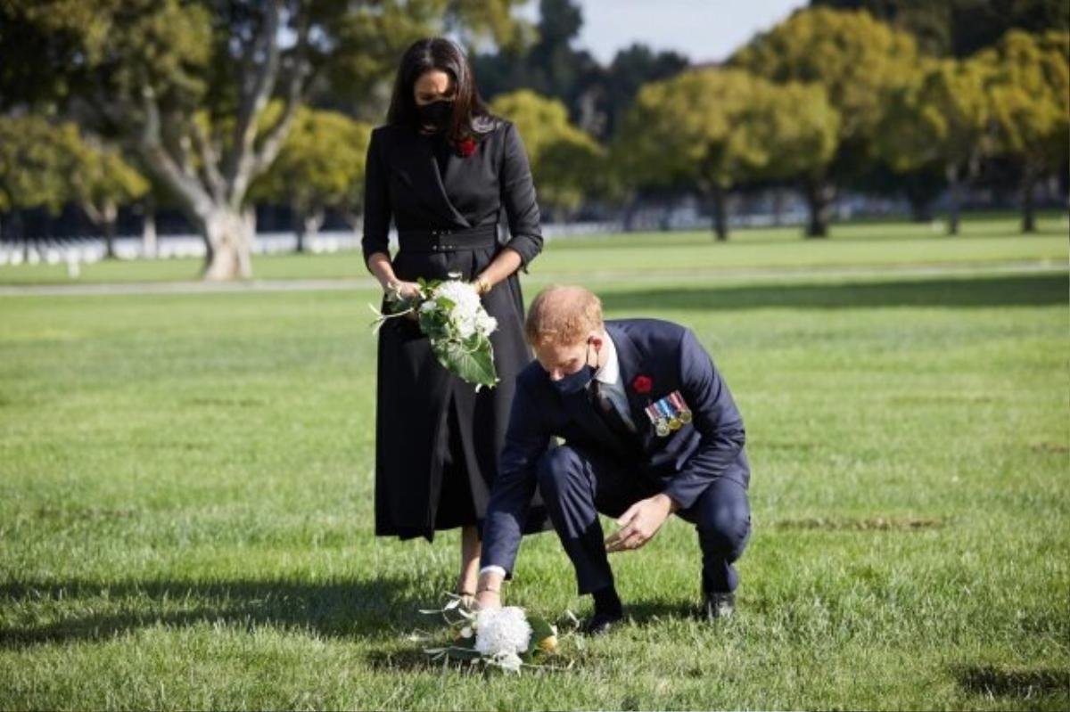 Hoàng tử Harry và Meghan bị giễu là dùng 'chiêu trò PR' khi đặt hoa tưởng niệm ở nghĩa trang Ảnh 3