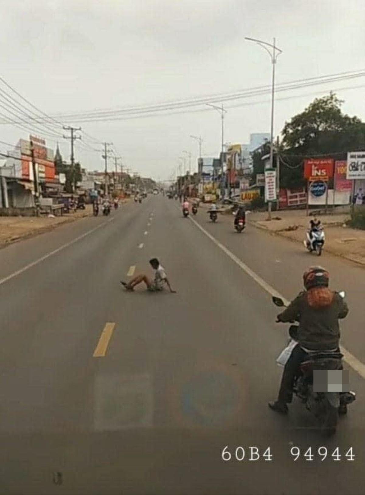 Bất ngờ dùng xe máy chặn đường ô tô, hành động sau đó của chàng trai khiến nhiều người cay khóe mắt Ảnh 1