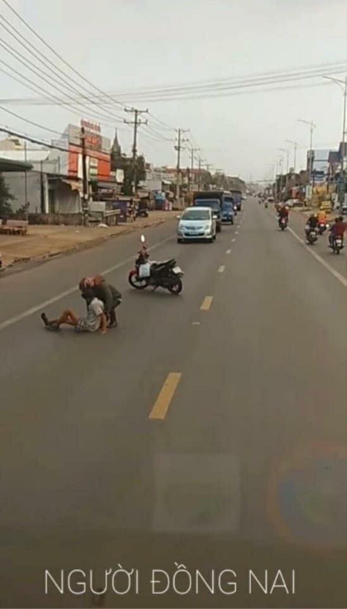 Bất ngờ dùng xe máy chặn đường ô tô, hành động sau đó của chàng trai khiến nhiều người cay khóe mắt Ảnh 3