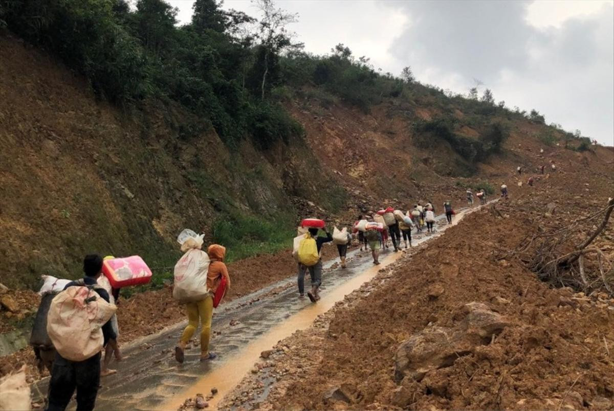 Xúc động hình ảnh đoàn cứu trợ ôm hàng hoá, leo dốc hơn 10 cây số để giúp đỡ người dân miền Trung Ảnh 1