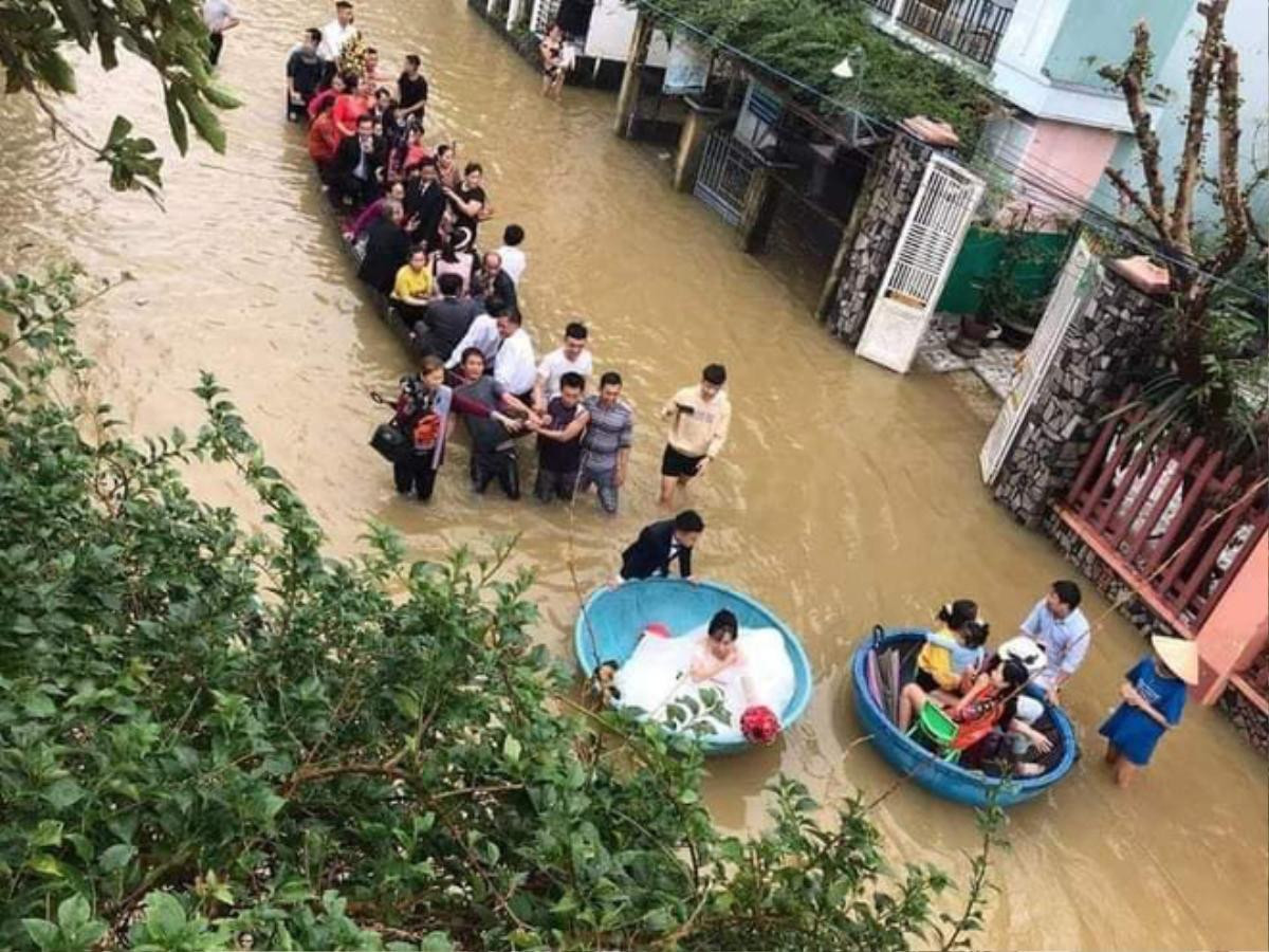 Đám cưới mùa mưa lũ ở Quảng Ngãi: Dâu rể ngồi thuyền thúng, quan viên bì bõm lội nước đến chung vui Ảnh 3