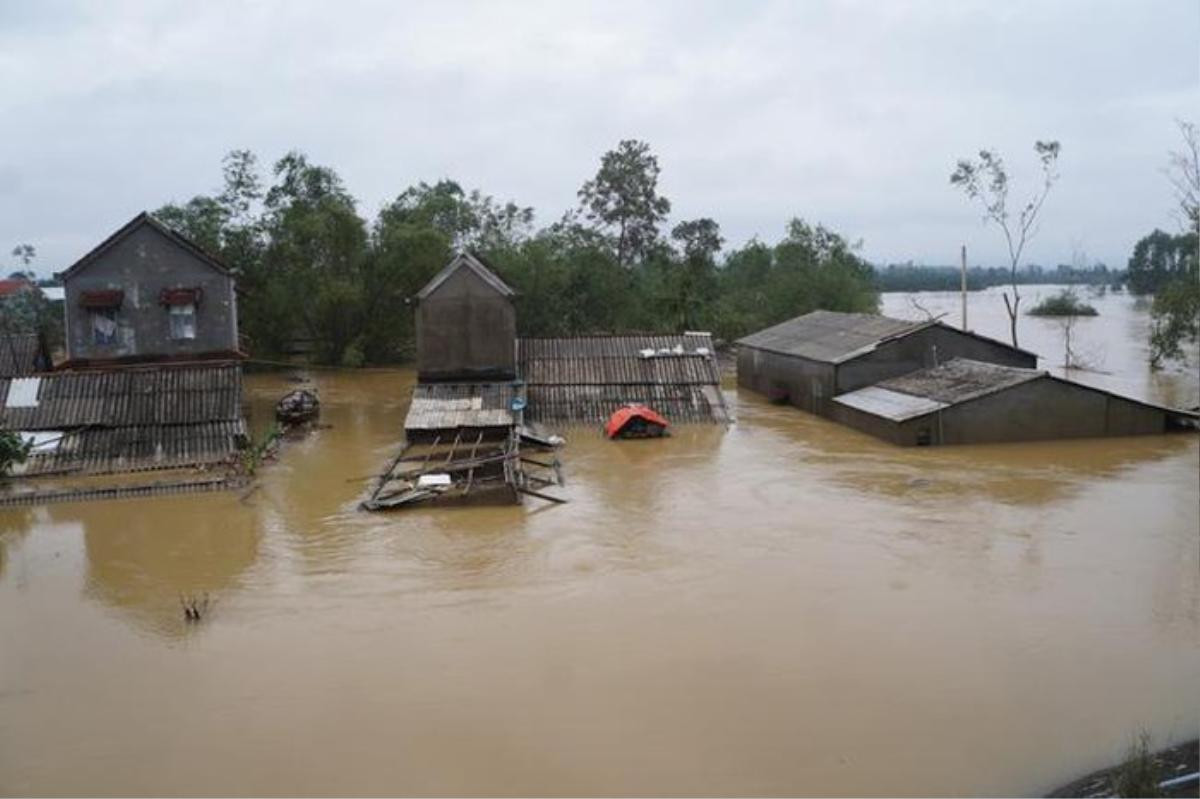 Lật thuyền khi ra vùng nước lũ đánh cá, bé trai 12 tuổi cùng người chú đuối nước thương tâm Ảnh 1