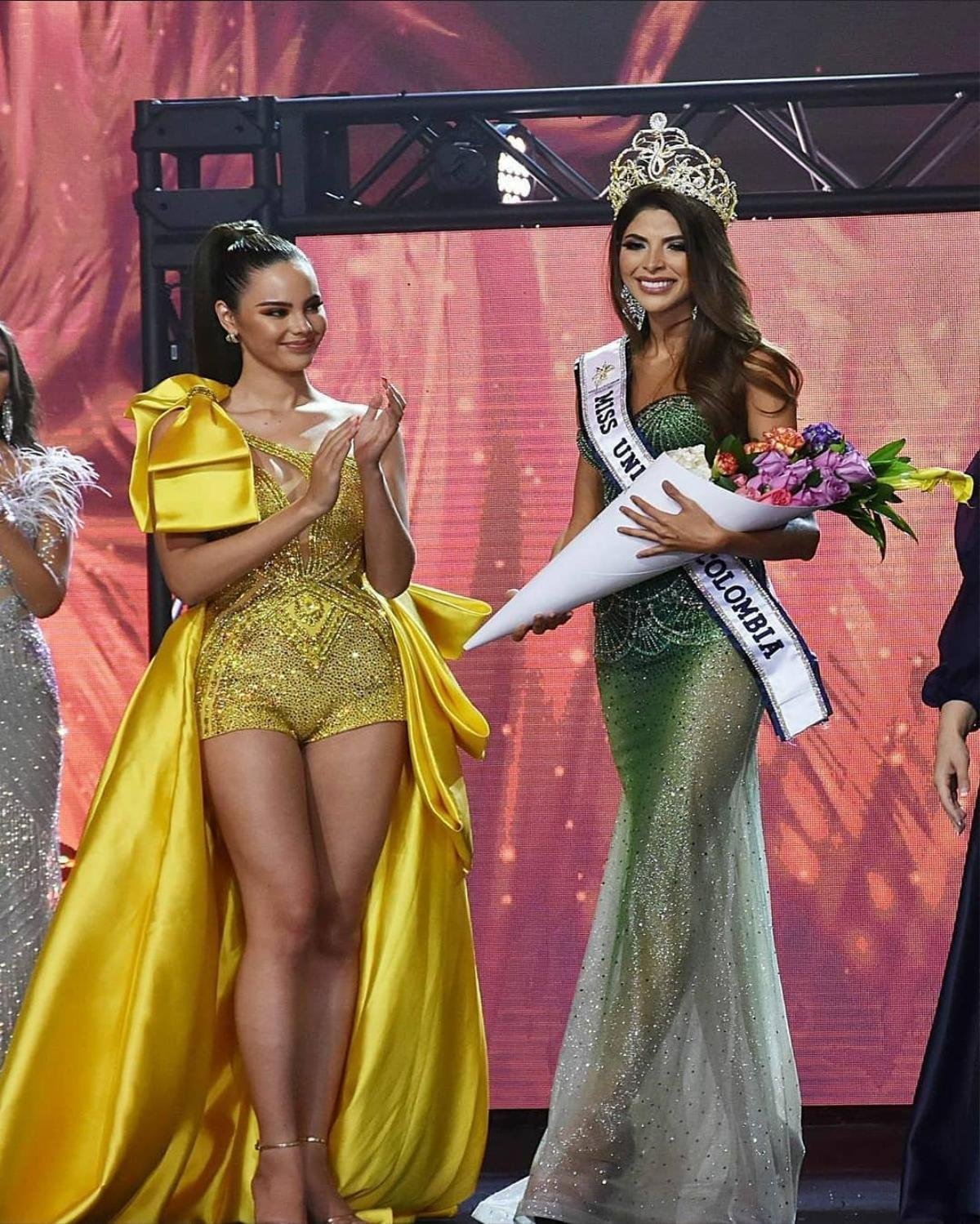 Diện bodysuit, Miss Universe 2018 - Mèo xám Catriona Gray bị chê chân to như cột đình Ảnh 3