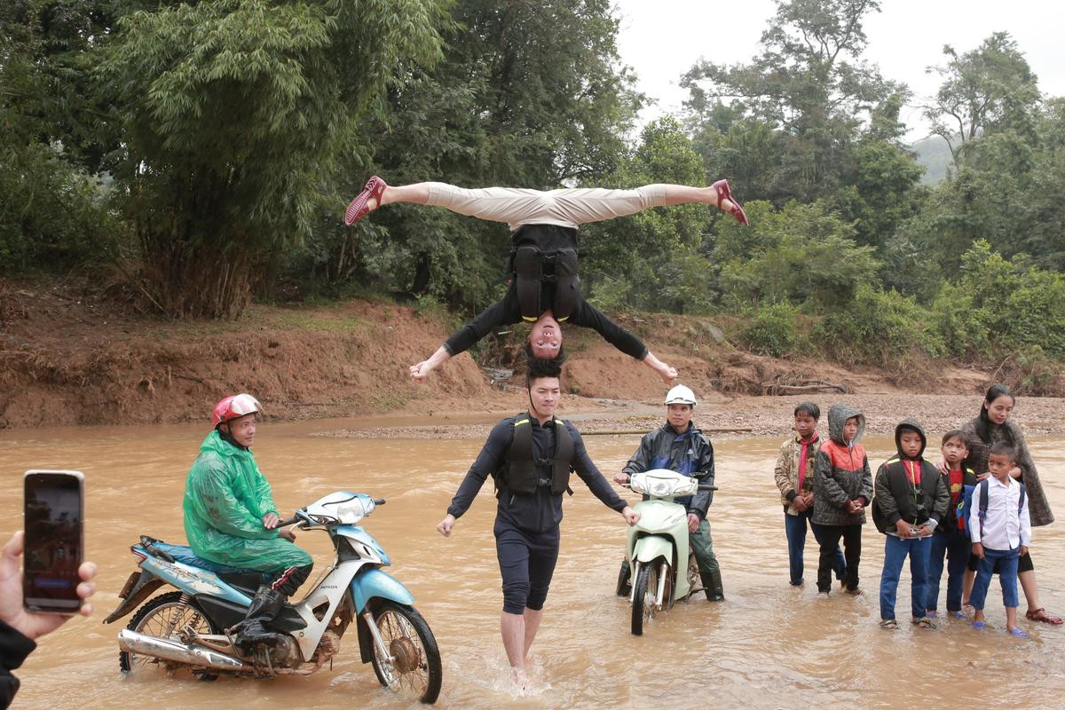 Quốc Cơ - Quốc Nghiệp diễn xiếc giữa dòng nước lũ trong chuyến cứu trợ tại Quảng Trị Ảnh 4