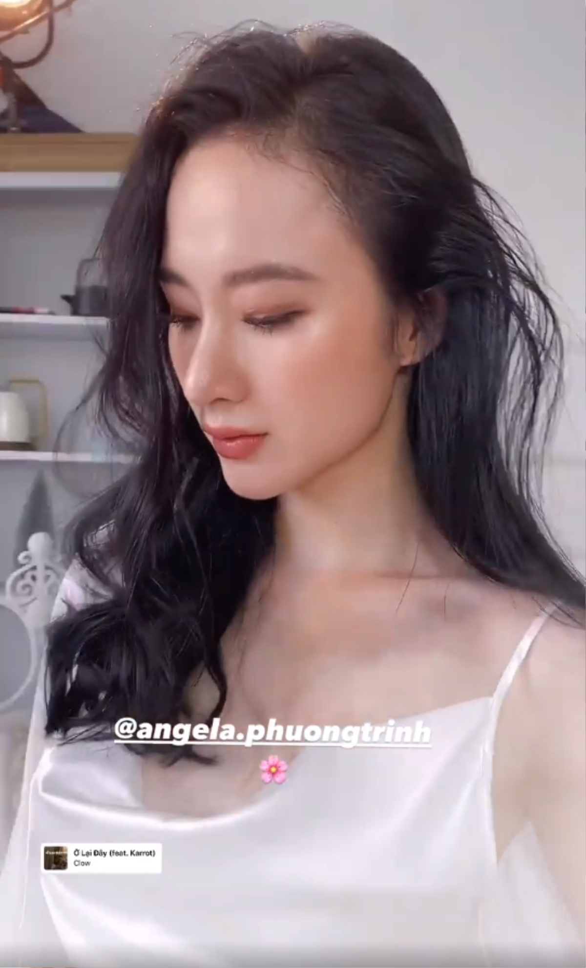 Không thể rời mắt trước nhan sắc thật của Angela Phương Trinh trong clip hậu trường Ảnh 4