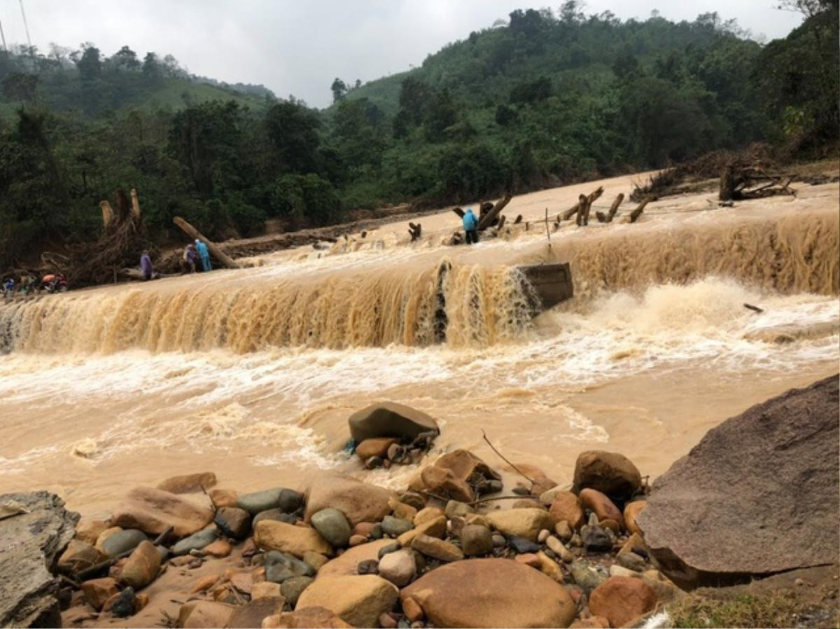 Trao huy hiệu 'Tuổi trẻ dũng cảm' cho thanh niên liều mình lao xuống dòng nước lũ cứu sống 3 người phụ nữ Ảnh 2