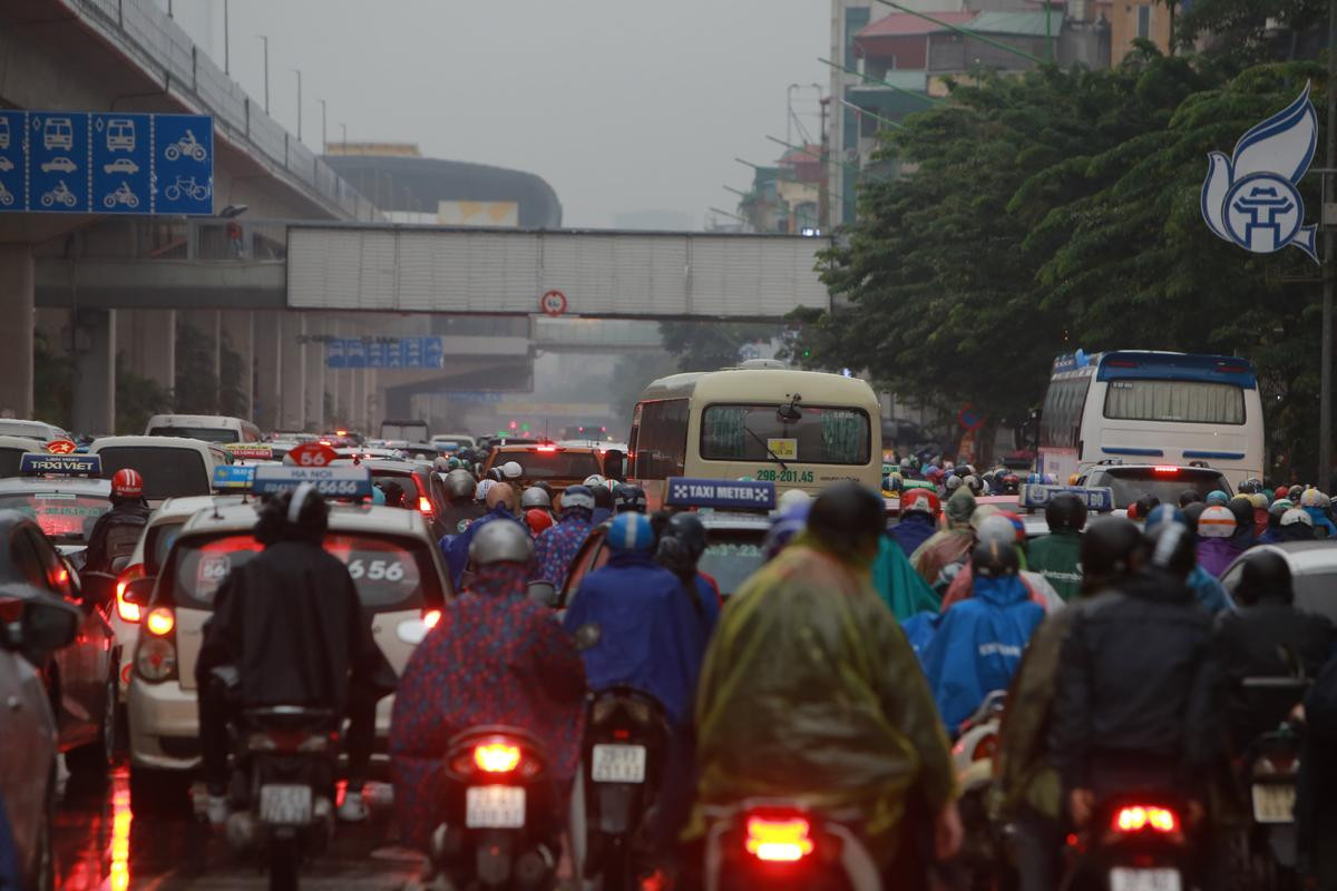 Ùn tắc kinh hoàng, người Hà Nội chôn chân trong mưa lạnh cả tiếng đồng hồ trên đường Ảnh 14