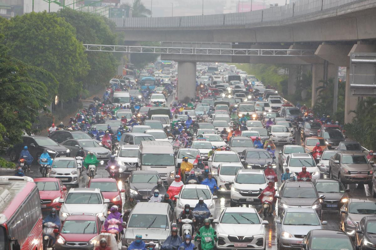 Ùn tắc kinh hoàng, người Hà Nội chôn chân trong mưa lạnh cả tiếng đồng hồ trên đường Ảnh 2