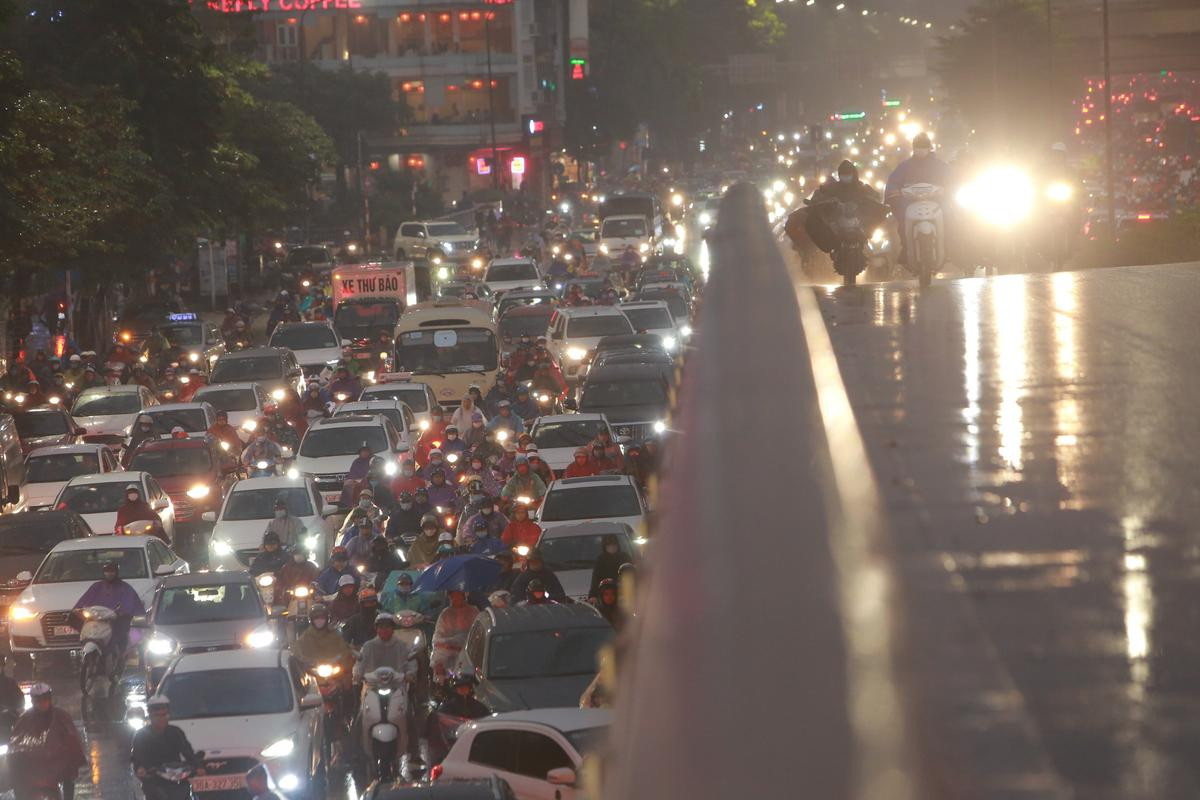 Ùn tắc kinh hoàng, người Hà Nội chôn chân trong mưa lạnh cả tiếng đồng hồ trên đường Ảnh 10