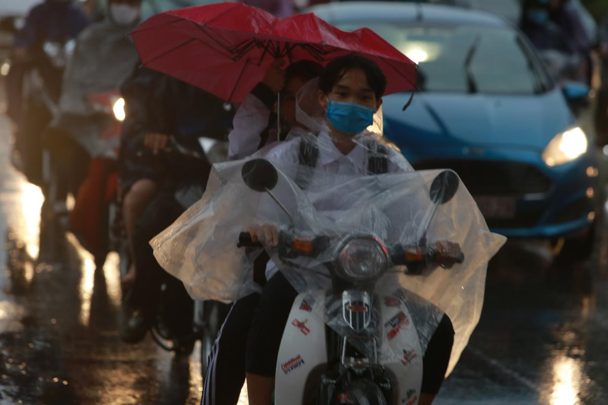 Ùn tắc kinh hoàng, người Hà Nội chôn chân trong mưa lạnh cả tiếng đồng hồ trên đường Ảnh 13