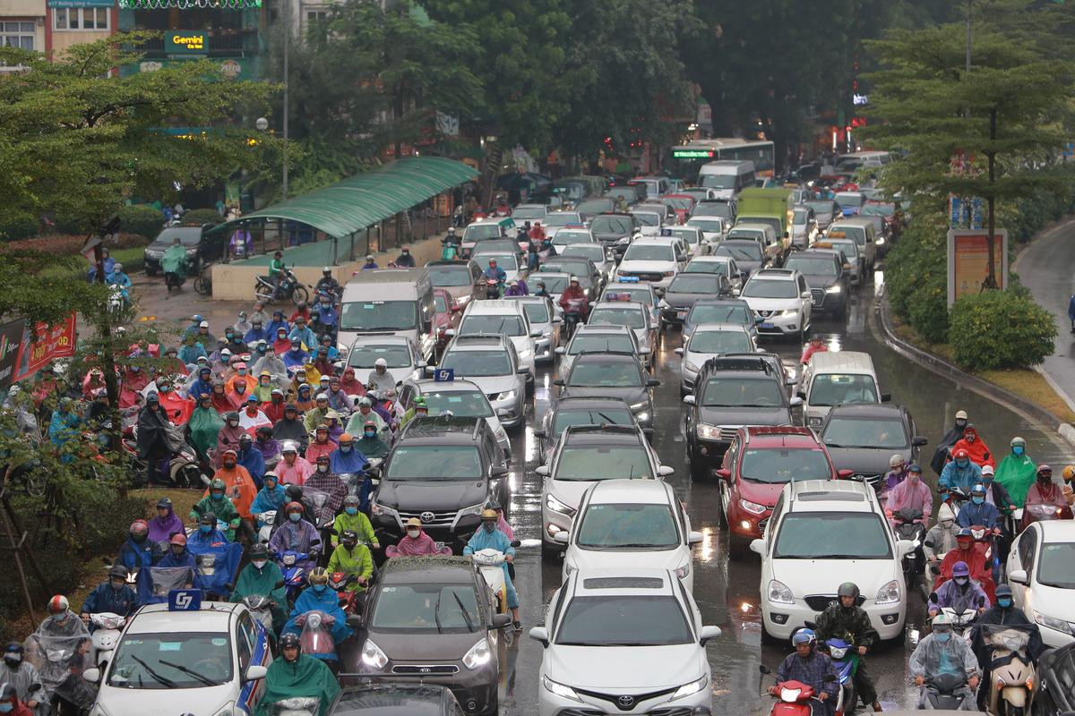 Ùn tắc kinh hoàng, người Hà Nội chôn chân trong mưa lạnh cả tiếng đồng hồ trên đường Ảnh 6