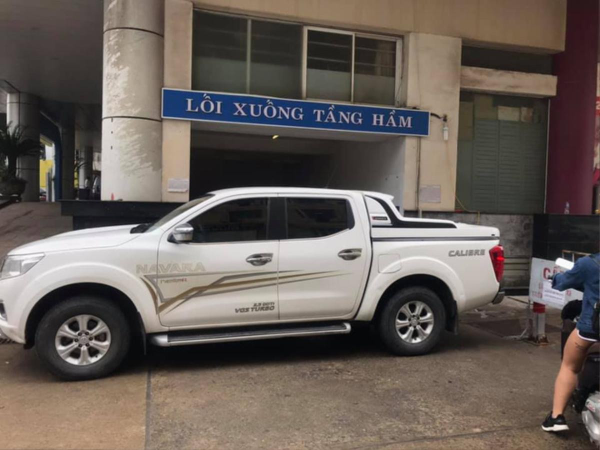 Tài xế ô tô đỗ xe bất chấp, chắn cả lối ra vào tầng hầm khiến cư dân mạng bức xúc Ảnh 2