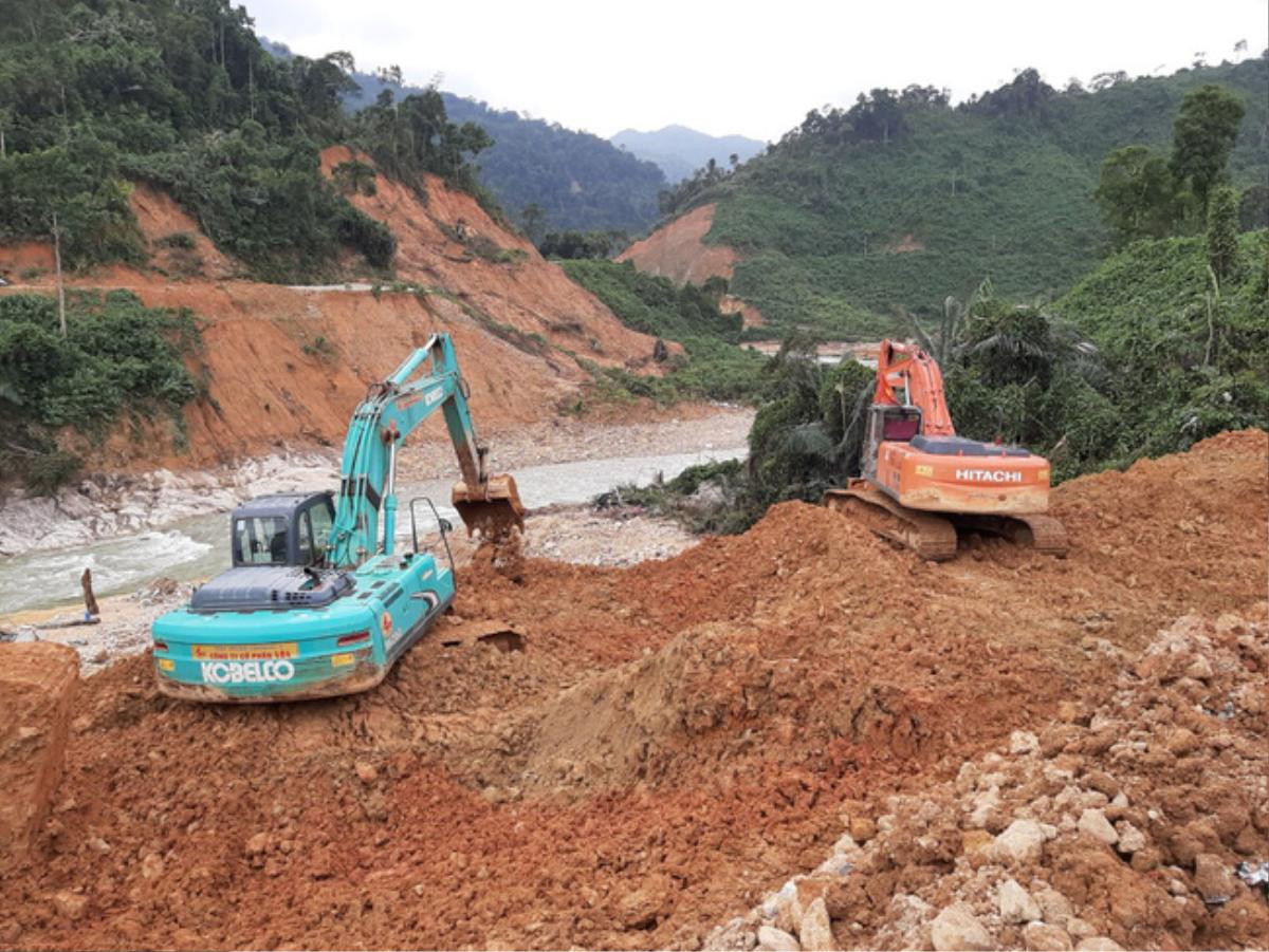 Thông tuyến đường vào thủy điện Rào Trăng 3, tiếp tục tìm kiếm 12 công nhân mất tích Ảnh 2