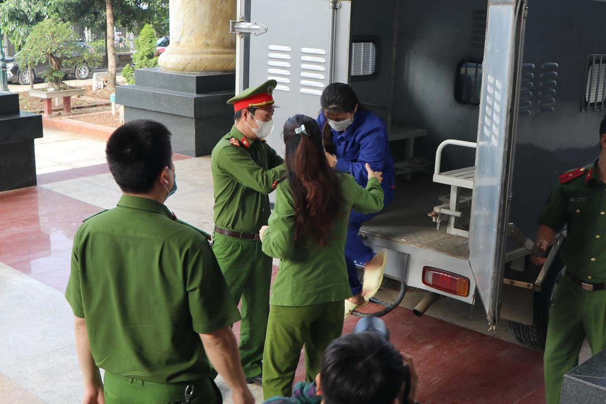 Nhiều người căng băng rôn trước toà đề nghị xử nghiêm vụ mẹ đẻ, cha dượng đánh đập con gái 3 tuổi tử vong Ảnh 2