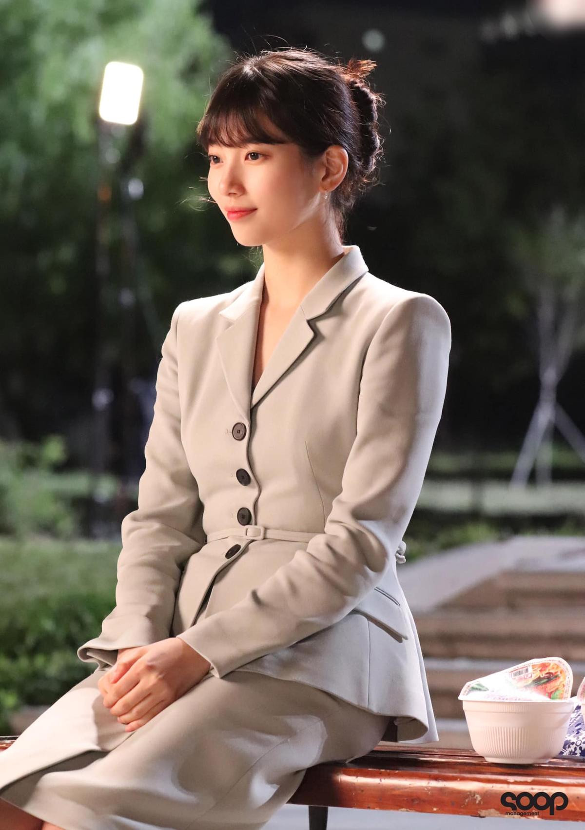 Kiểu áo blazer style cổ điển như này luôn được lòng các cô gái chuộng sự thanh lịch trong ăn mặc 