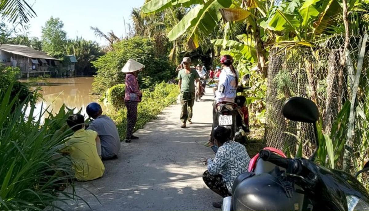 Tá hỏa phát hiện thi thể người đàn ông đang phân hủy trôi trên sông ở Tiền Giang Ảnh 1