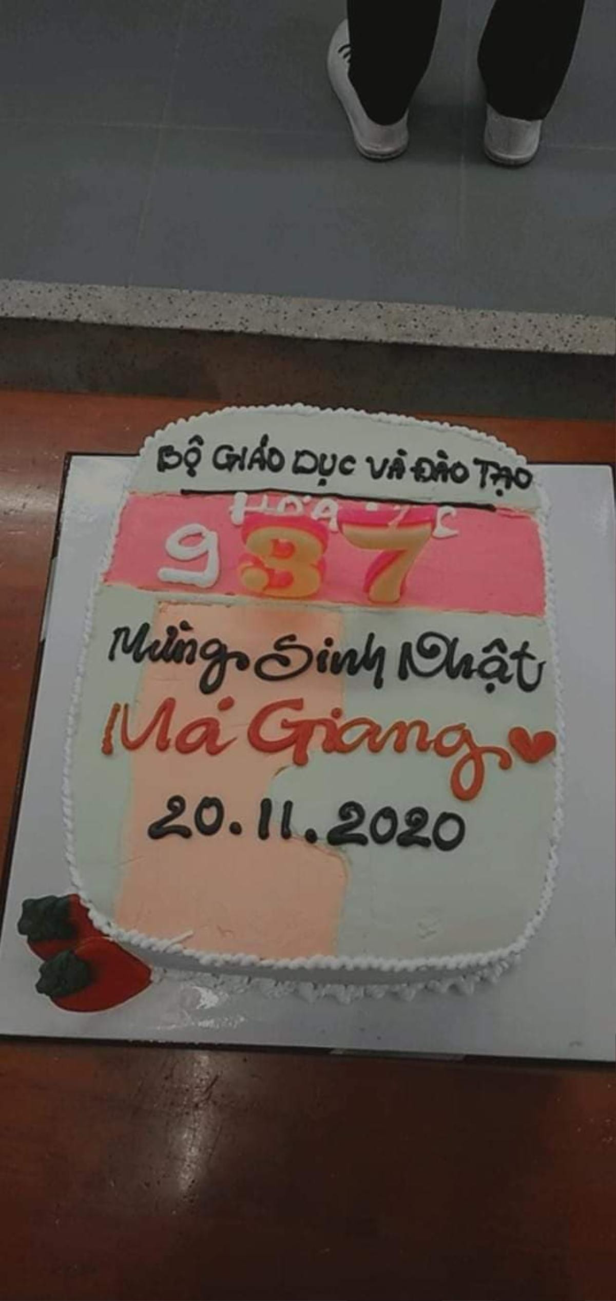 Giới học trò khoe loạt bánh kem độc lạ mừng 20/11, ấn tượng nhất là những chiếc bánh in hình SGK Ảnh 9