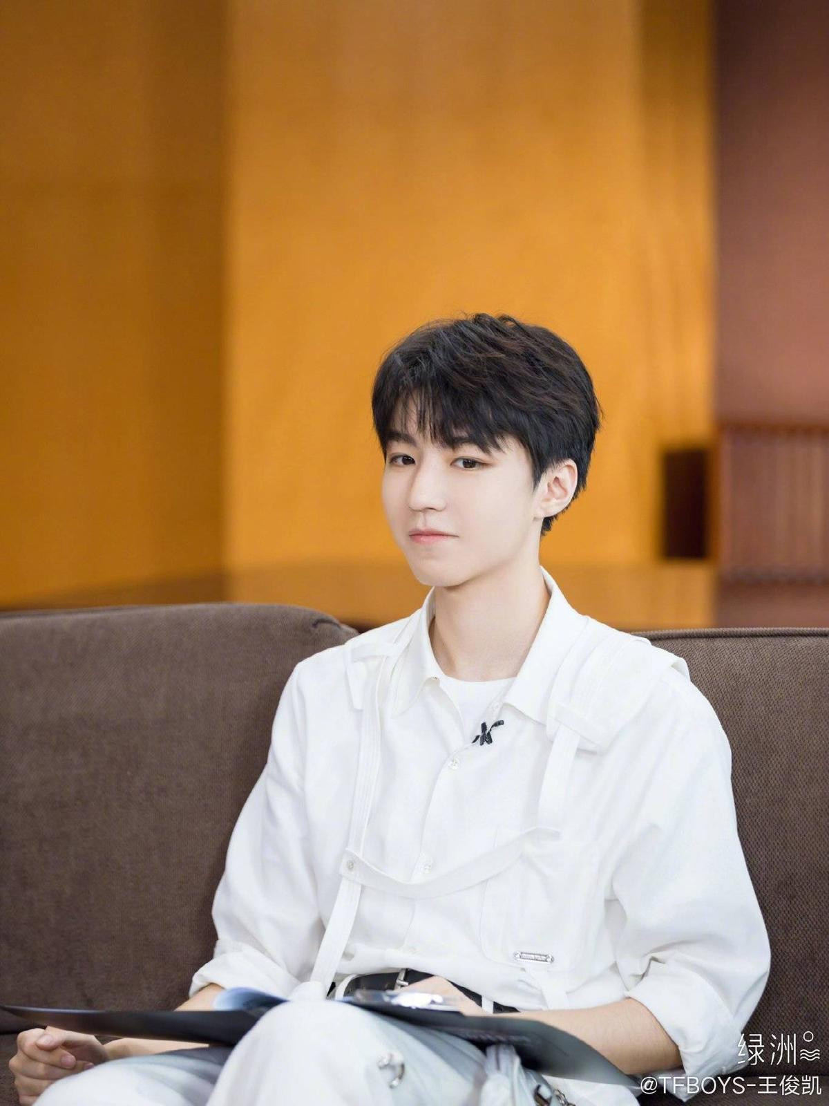 Vương Tuấn Khải (TFBOYS) giảm 10kg, số cân nặng bằng thiếu nữ: Đáng lo hay đáng tự hào? Ảnh 14