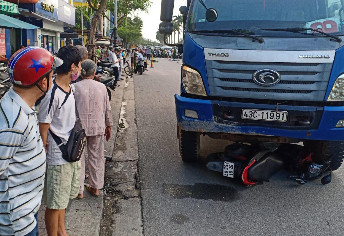 Người thân đau đớn gào khóc thảm thiết tại hiện trường cô gái bị xe tải tông tử vong khi dừng chờ đèn đỏ Ảnh 2