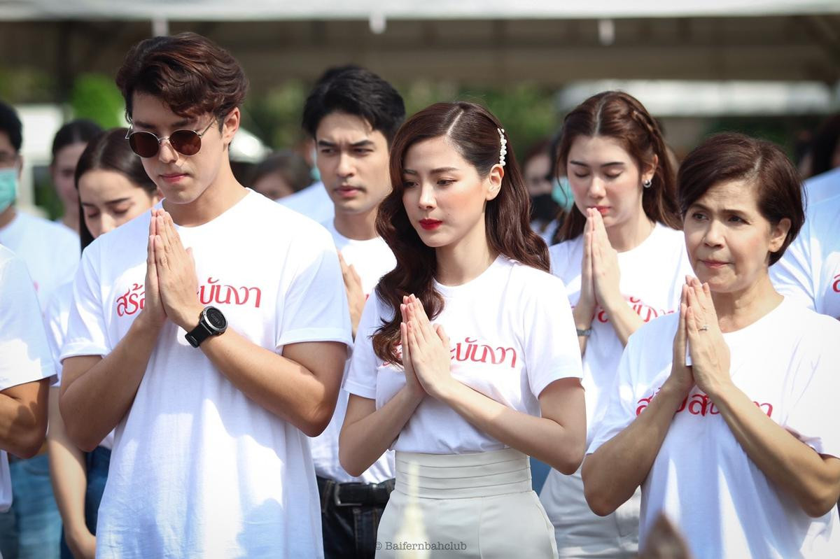 Baifern Pimchanok - Nine Naphat 'tình bể bình' trong lễ cầu may cho phim 'Sợi dây chuyền hoàng lan' Ảnh 7