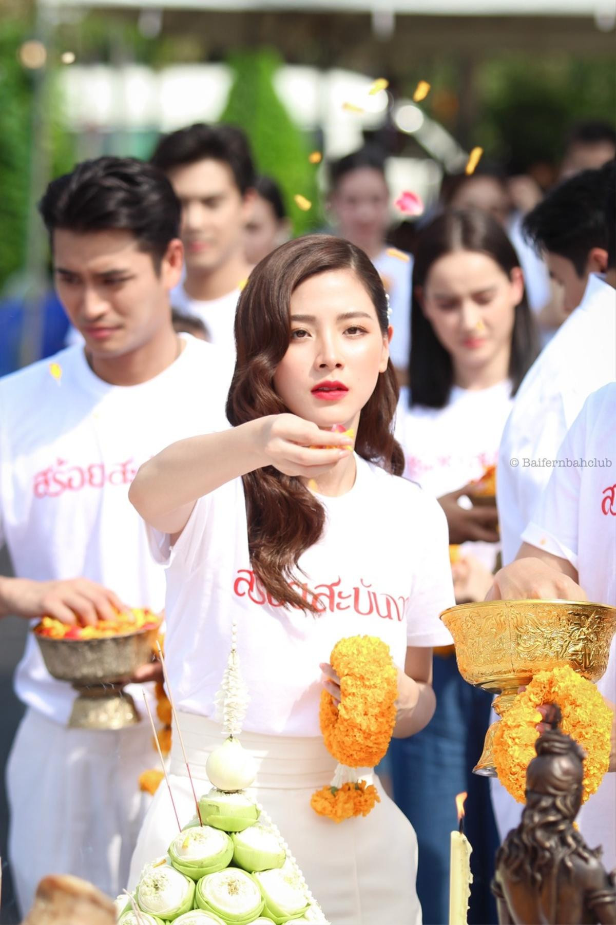 Baifern Pimchanok - Nine Naphat 'tình bể bình' trong lễ cầu may cho phim 'Sợi dây chuyền hoàng lan' Ảnh 9