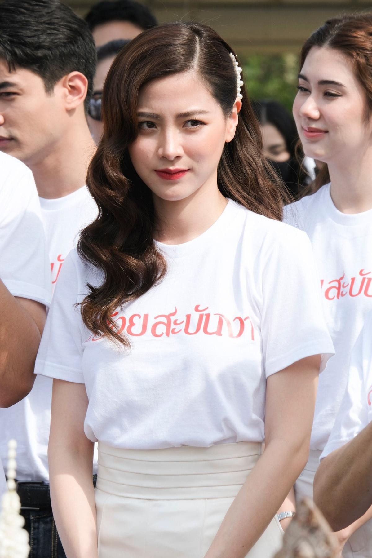 Baifern Pimchanok - Nine Naphat 'tình bể bình' trong lễ cầu may cho phim 'Sợi dây chuyền hoàng lan' Ảnh 10