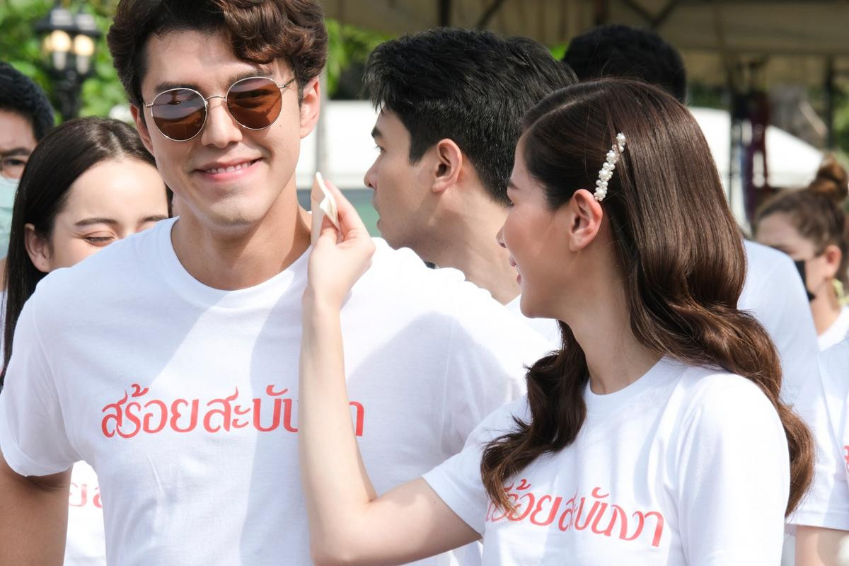 Baifern Pimchanok - Nine Naphat 'tình bể bình' trong lễ cầu may cho phim 'Sợi dây chuyền hoàng lan' Ảnh 13