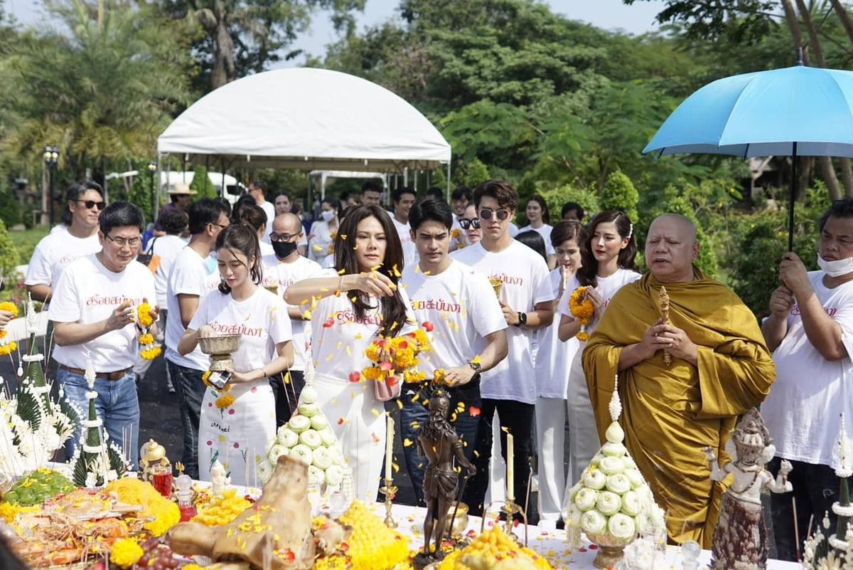 Baifern Pimchanok - Nine Naphat 'tình bể bình' trong lễ cầu may cho phim 'Sợi dây chuyền hoàng lan' Ảnh 17