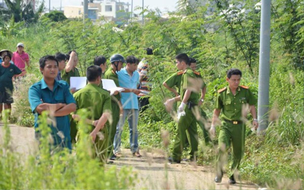 Bị nam thanh niên đánh úp từ phía sau, tài xế xe ôm bỏ xe máy chạy thoát thân Ảnh 1