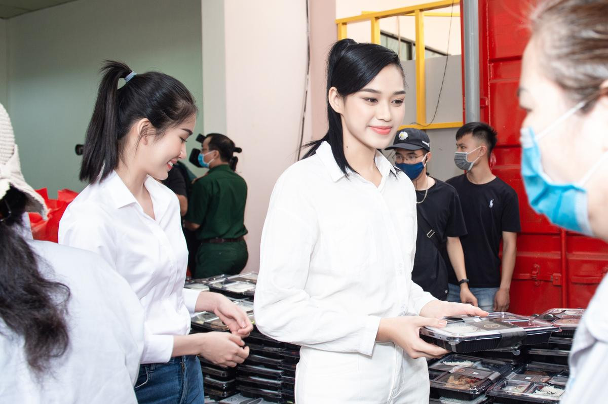 Hoa hậu Việt Nam 2020 - Đỗ Thị Hà cùng 2 á hậu Phương Anh - Ngọc Thảo giản dị hoạt động thiện nguyện Ảnh 1