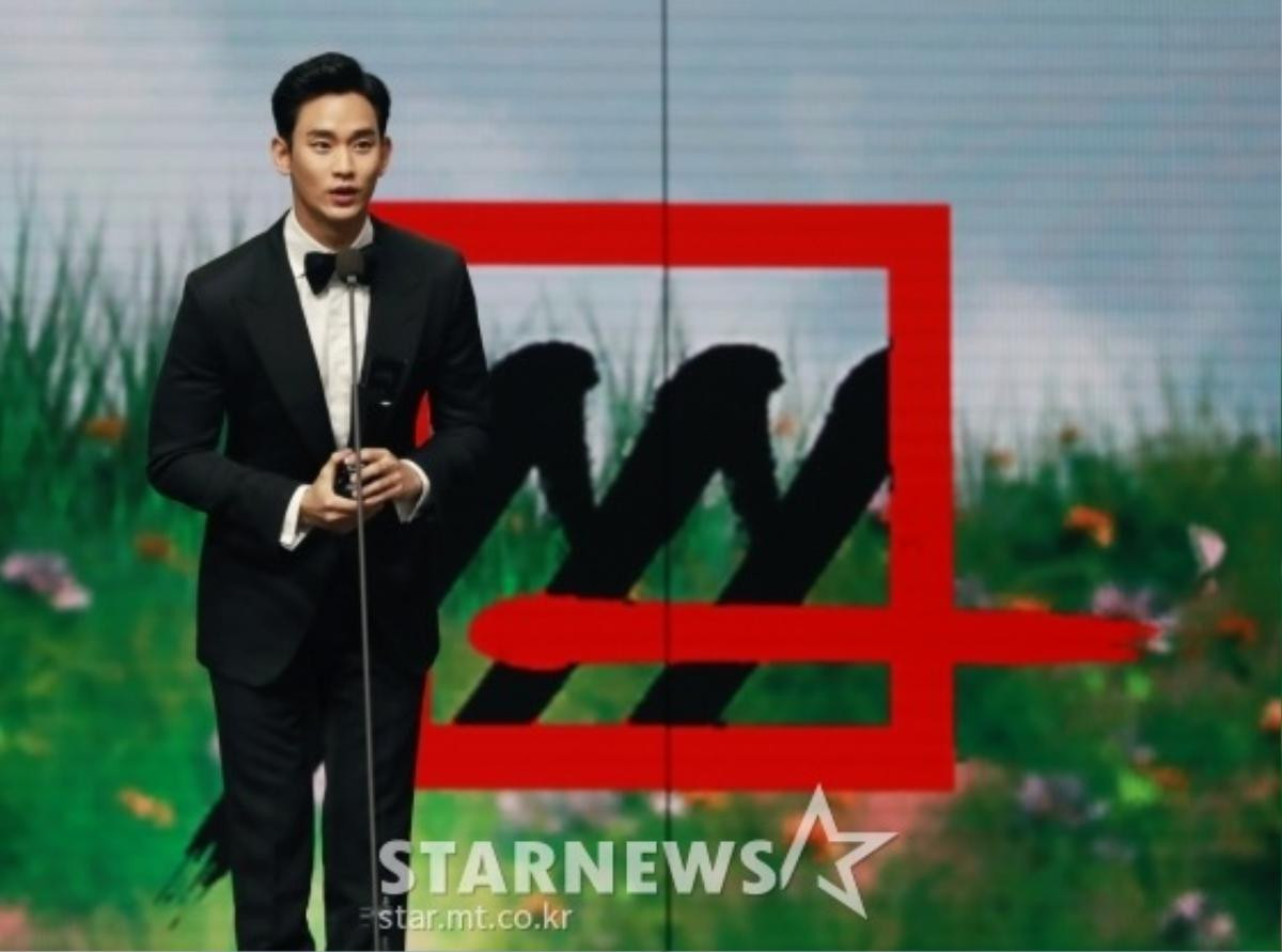 Khoảnh khắc đáng nhớ tại 'AAA 2020': Bỏ rơi Kim Soo Hyun, Seo Ye Ji cặp kè Lee Jun Ki - có tướng phu thê! Ảnh 17