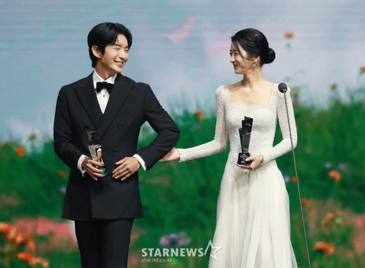 Khoảnh khắc đáng nhớ tại 'AAA 2020': Bỏ rơi Kim Soo Hyun, Seo Ye Ji cặp kè Lee Jun Ki - có tướng phu thê! Ảnh 3