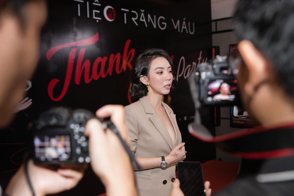 Thu Trang gợi cảm tại sự kiện của 'Tiệc Trăng Máu', chia sẻ việc 'ship' Anh Tú - Châu Bùi trong phim mới Ảnh 5