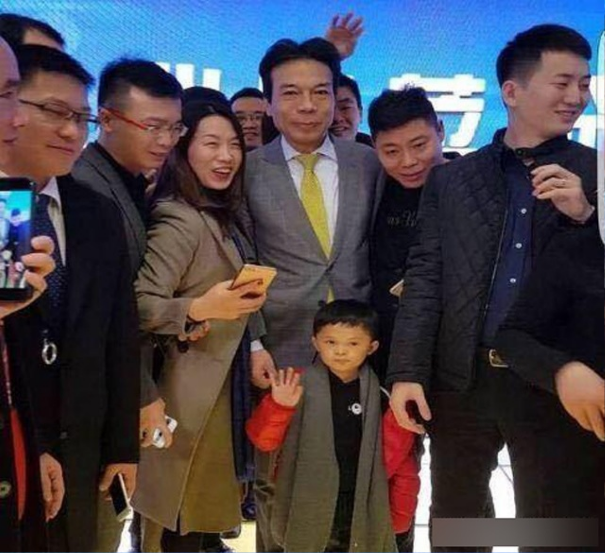 Trở thành 'ngôi sao kiếm tiền' nhờ gương mặt giống hệt Jack Ma, cuộc sống của cậu bé năm ấy giờ ra sao? Ảnh 4