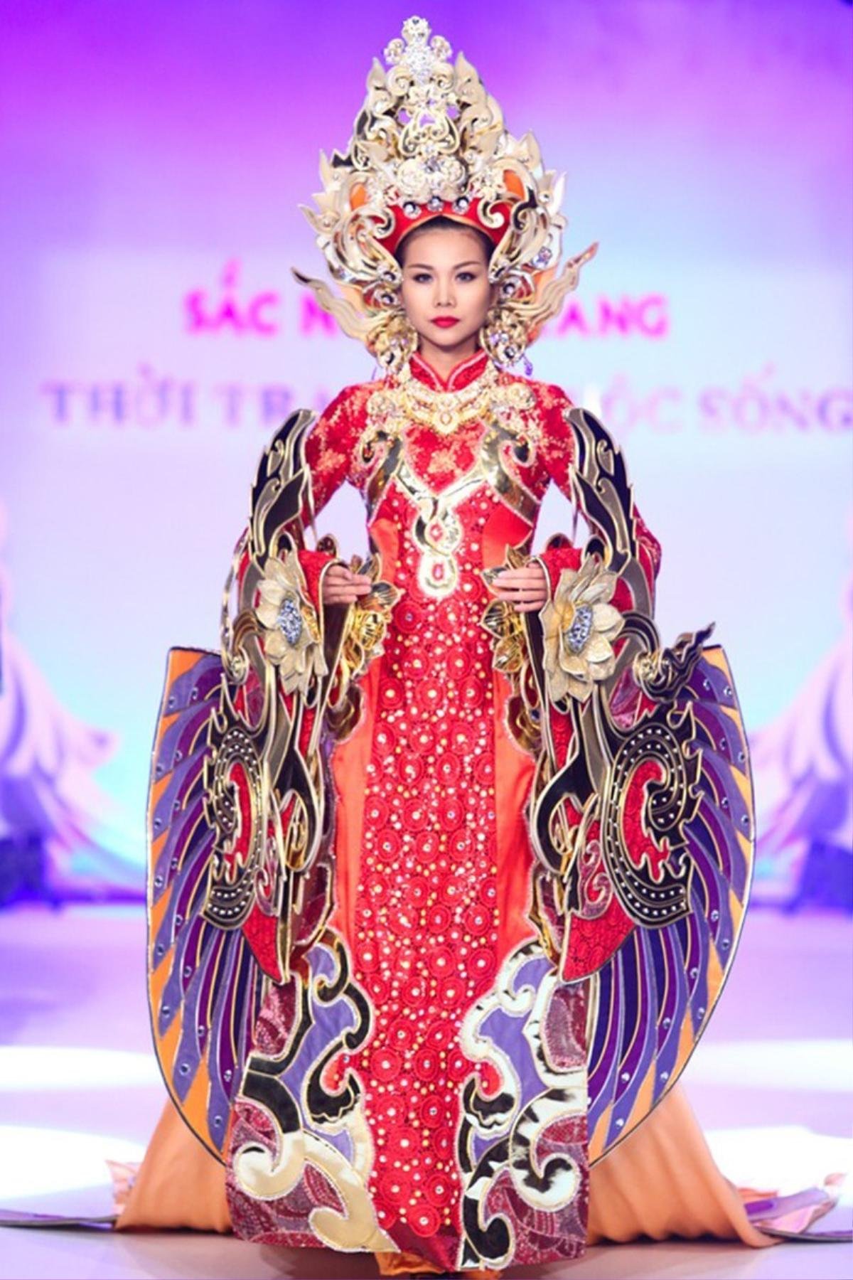 Minh Tú, Tiểu Vy diện váy chục ký vẫn catwalk uyển chuyển, đỉnh nhất là Võ Hoàng Yến cân hẳn váy nửa tạ Ảnh 6