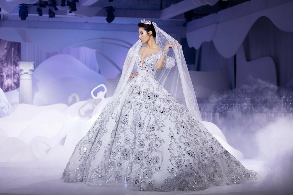 Minh Tú, Tiểu Vy diện váy chục ký vẫn catwalk uyển chuyển, đỉnh nhất là Võ Hoàng Yến cân hẳn váy nửa tạ Ảnh 3