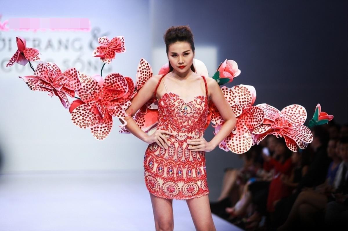 Minh Tú, Tiểu Vy diện váy chục ký vẫn catwalk uyển chuyển, đỉnh nhất là Võ Hoàng Yến cân hẳn váy nửa tạ Ảnh 7