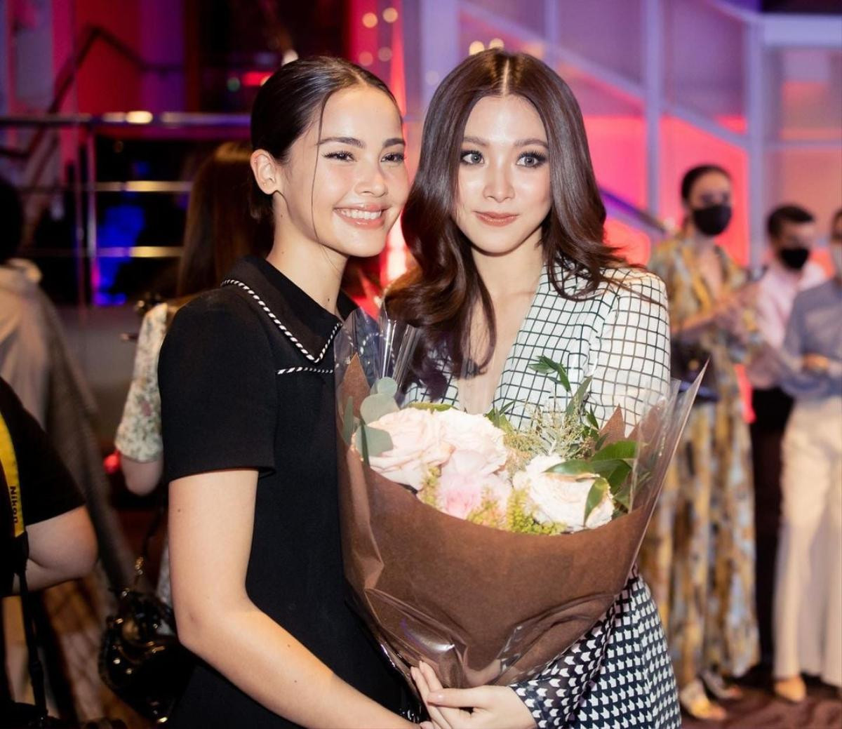 Baifern Pimchanok hóa 'fan nữ' siêu đáng yêu khi Yaya Urassaya đến ủng hộ phim điện ảnh mới Ảnh 9