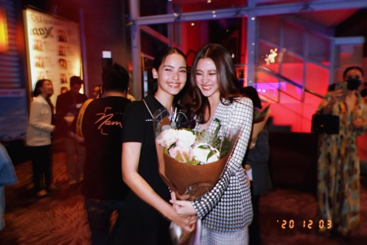 Baifern Pimchanok hóa 'fan nữ' siêu đáng yêu khi Yaya Urassaya đến ủng hộ phim điện ảnh mới Ảnh 7