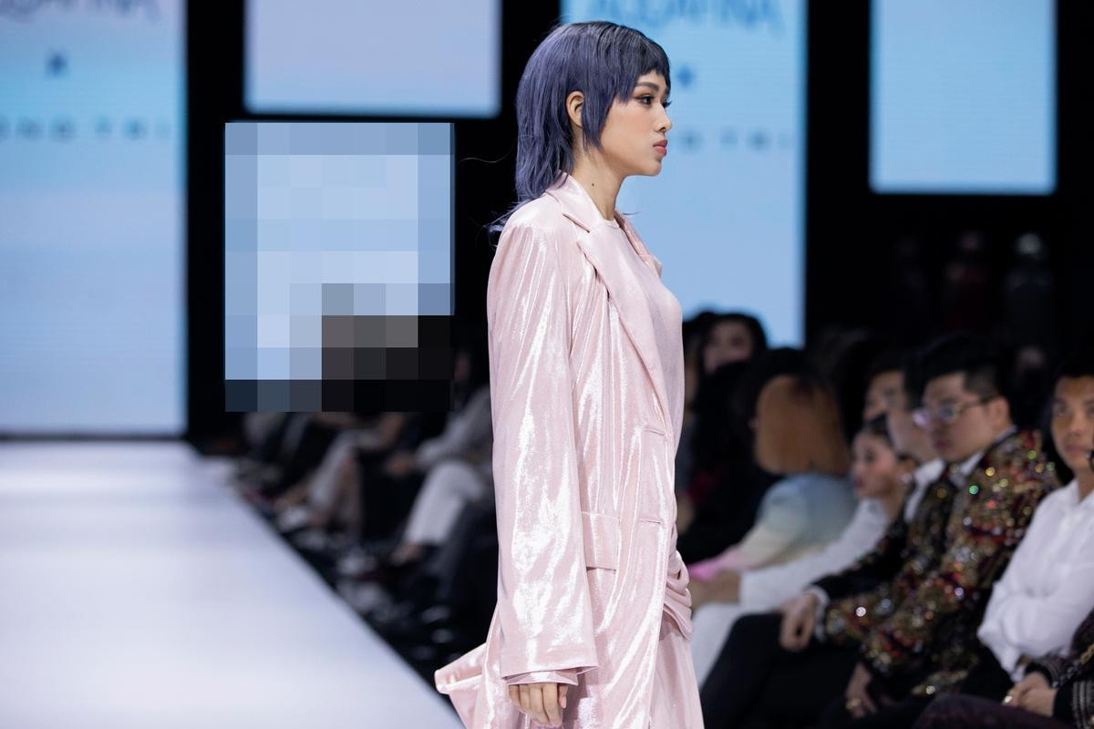 6 nàng hậu 'chạm' nhau trên sàn runway, Đỗ Thị Hà lần đầu làm vedette sau đăng quang Ảnh 2