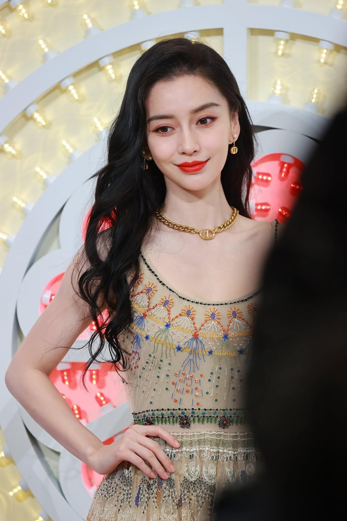 Angelababy diện váy thổ cẩm hai dây nền nã đẹp ăn đứt cả đàn em tại sự kiện Ảnh 5