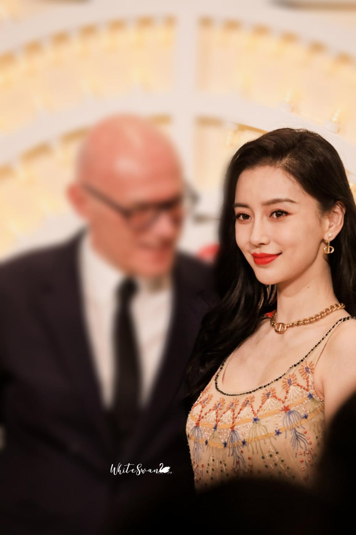 Angelababy diện váy thổ cẩm hai dây nền nã đẹp ăn đứt cả đàn em tại sự kiện Ảnh 3