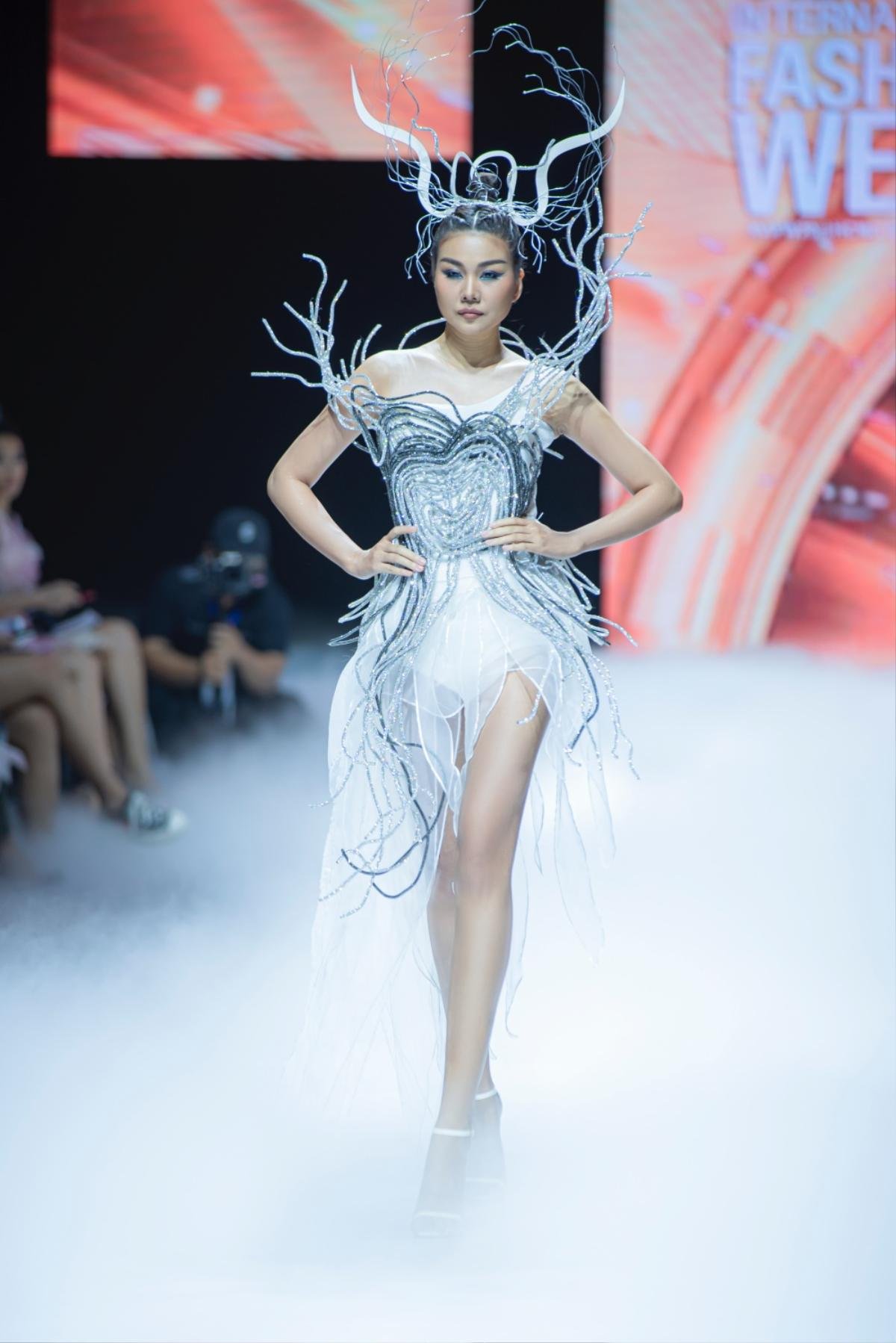 Chị đại Thanh Hằng thần thái như nữ hoàng, thả dáng siêu nuột trên sàn runway Ảnh 3