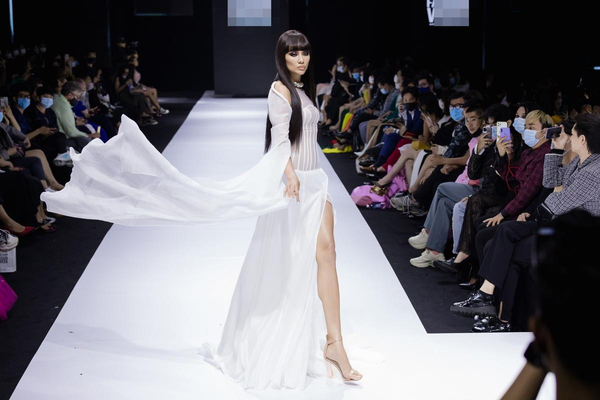 Nữ người mẫu lộ ngực trên sàn diễn vẫn tự tin catwalk, dân tình vỗ tay tán thưởng Ảnh 4