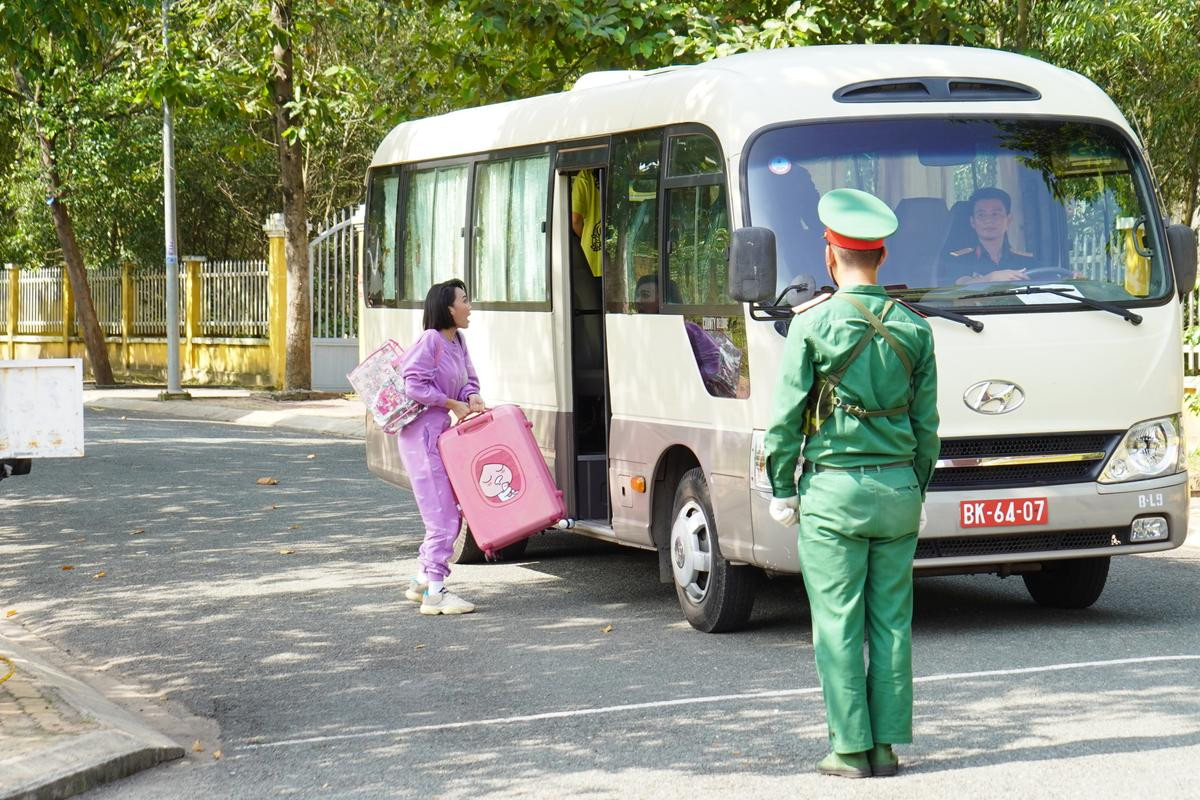 Diệu Nhi khiến Khánh Vân, Hậu Hoàng cười bò khi mang cả tóc giả, dao cạo râu đi nhập ngũ Ảnh 13