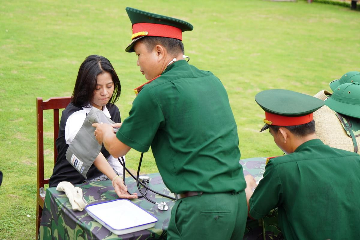 Diệu Nhi khiến Khánh Vân, Hậu Hoàng cười bò khi mang cả tóc giả, dao cạo râu đi nhập ngũ Ảnh 10